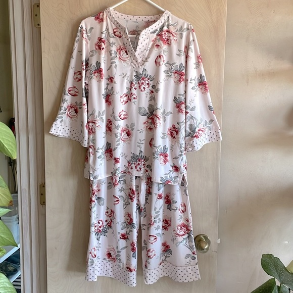 FLORA NIKROOZ Pajama Set Pink Floral 3/4 Sleeve Crop Pant Women’s Sz: M - Picture 2 of 12